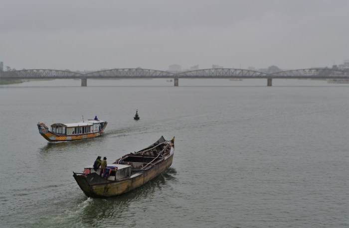 barco por el río perfume en hue